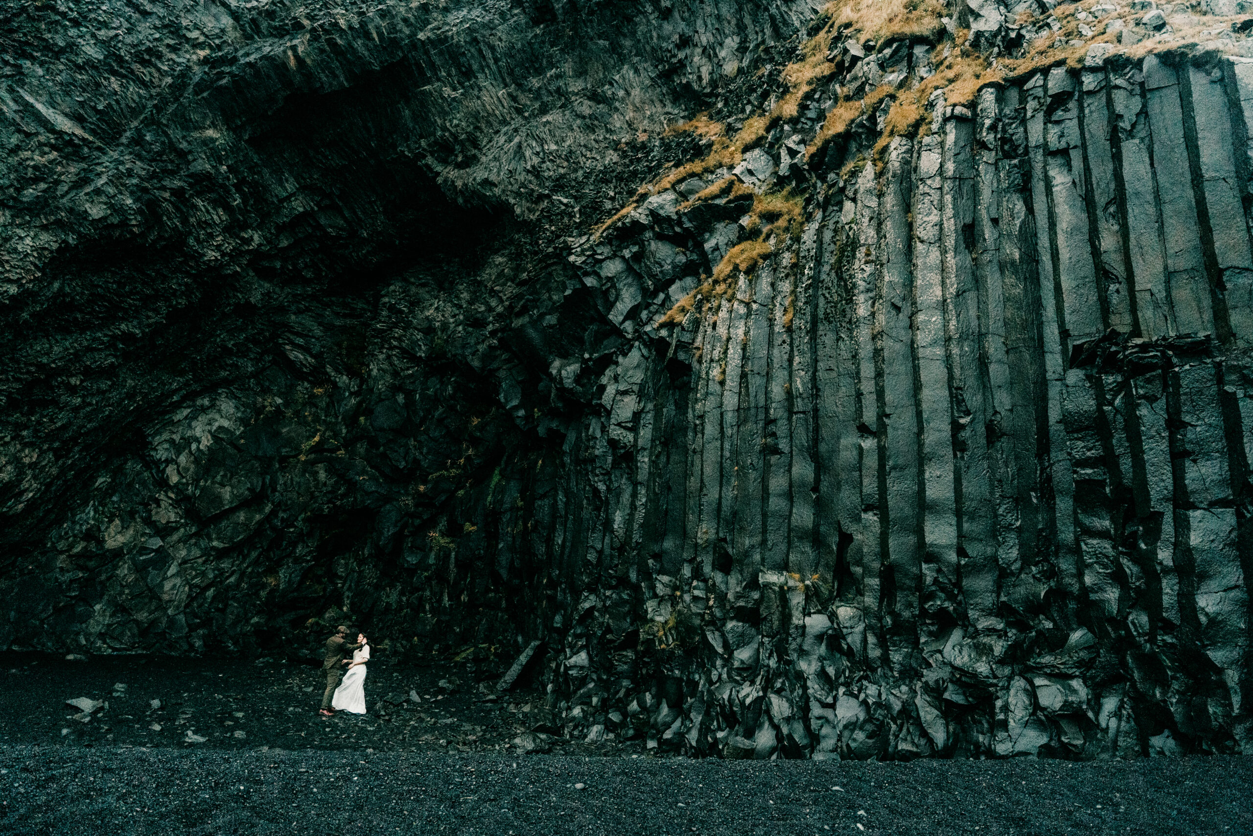 Reynisfjara beach elopement photography wedding couple iceland photographer